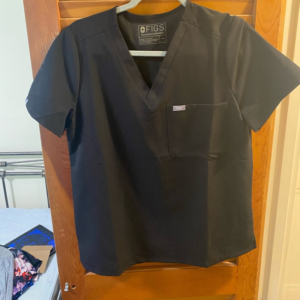 Black Figs Catarina™ One-Pocket Scrub Top